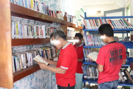 Tingkatkan Minat Baca, WBP Lapas Narkotika Karang Intan Padati Perpustakaan