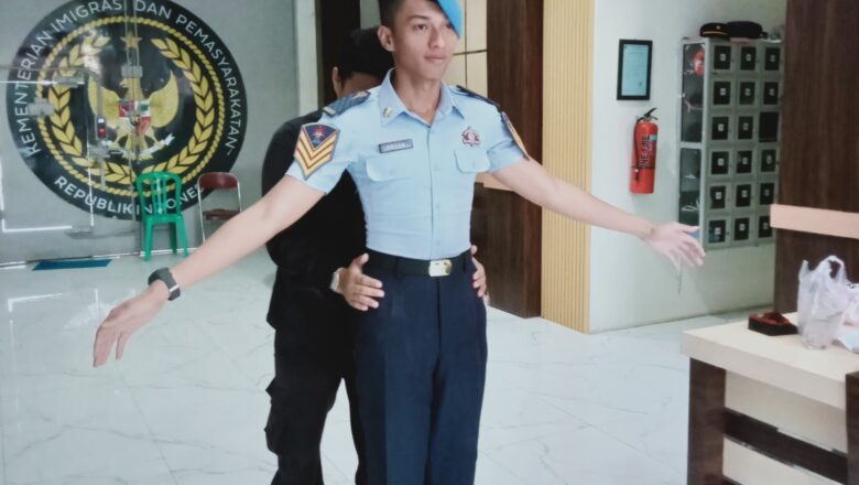 Perkuat Pengawasan Internal, Petugas P2U Lapas Narkotika Karang Intan Lakukan Penggeledahan terhadap Petugas dan Barang Bawaan