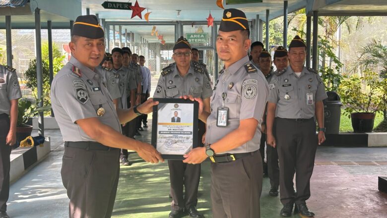 Apresiasi Kinerja, Lapas Narkotika Karang Intan Serahkan Penghargaan Kepada Pegawai Teladan