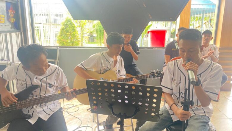 Penuh Warna dan Makna, Diamond Band Lapas Karang Intan Ceriakan Suasana Kunjungan