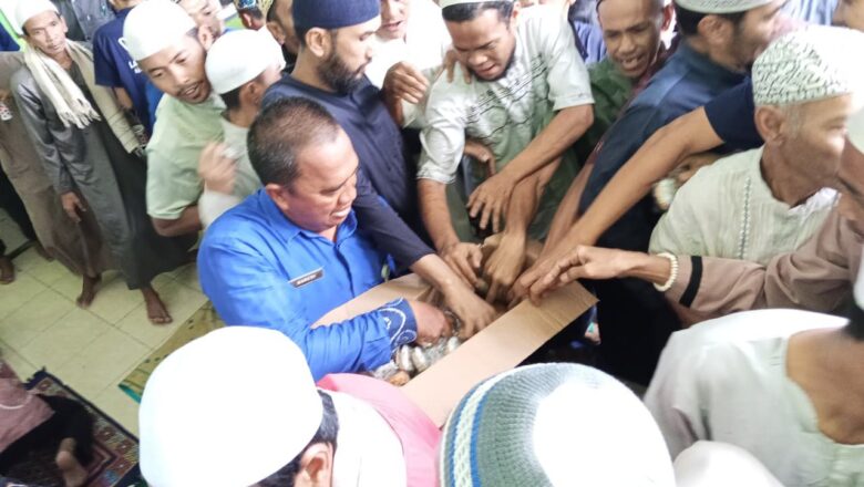 Lapas Narkotika Karang Intan Berbagi Kue dan Teh Kopi kepada Warga Binaan Usai Salat Jumat