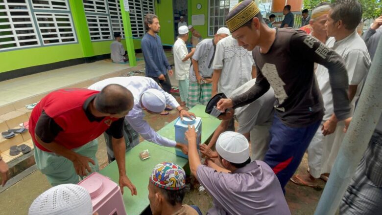 Pererat Kebersamaan, Kalapas Karang Intan Berbagi Hidangan Jumat Berkah di Masjid At-Taubah